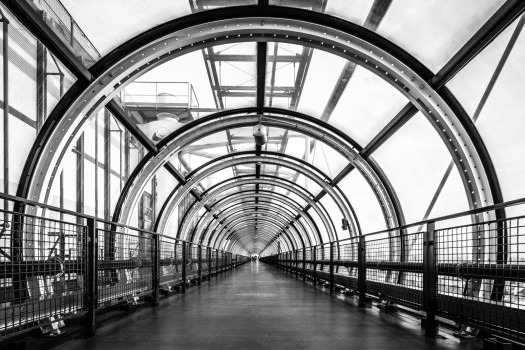 Je me suis placé bien au centre de la passerelle de Beaubourg pour qu'on puisse lire les cercles en enfilade et je me suis baissé pour que les lignes arrivent dans les angles de ma composition (cliquez sur l'image pour cacher la légende)