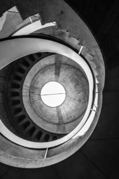 Coup d'oeil sur l'escalier du musée gallo-romain de Fourvière. Architecte : Bernard Zehrfuss. 1975