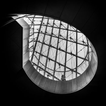 Larme (escalier de la pyramide du Louvre)