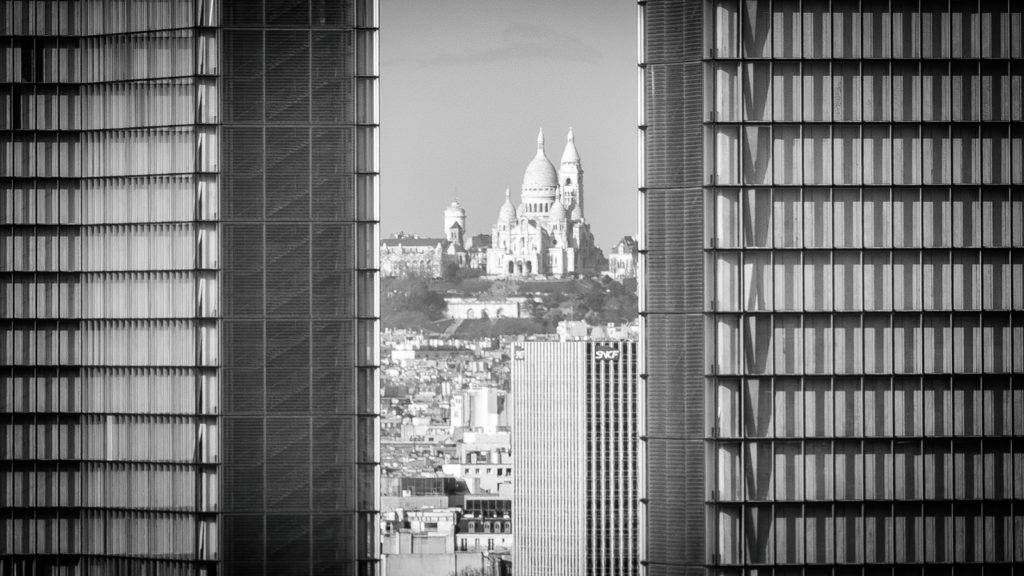 Montmartre entre les tours de la bibliothèque François Mitterrand (Nikon D7100 et 18-300mm utilisé à 175mm, f/13)