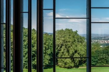 On ne distingue presque pas le verre sur cette photo, de sorte que l'encadrement des fenêtres rythme directement le paysage
