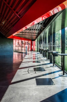 Centre culturel Le Rocher de Palmer à Cenon. Architecte : Bernard Tschumi