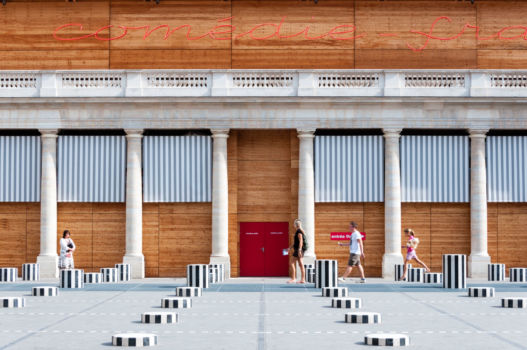 Théâtre de la comédie française et cour d'honneur du palais royal. Architecte : Alain-Charles Perrot / Artiste : Daniel Buren