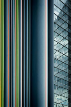 Cheminée Moretti et tour Allianz One. Artiste : Raymond Moretti. Architectes : Jean Willerval et Branco Vulic