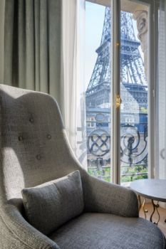 ARCREA | Appartement | Paris Fauteuil avec vue sur la Tour Eiffel dans un quartier chic