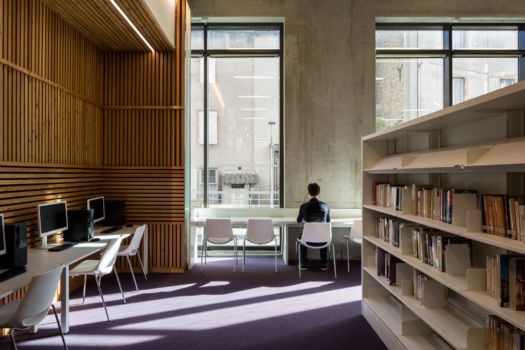 KcomK | Médiathèque | Millau KcomK Architectes - Médiathèque de Millau avec le photographe posant à la fenêtre