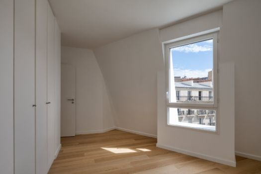 Chambre avec vue sur les toits parisiens