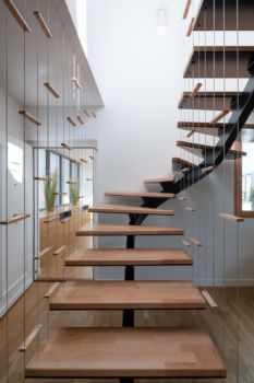 Detail escalier tournant metallique et marches en bois