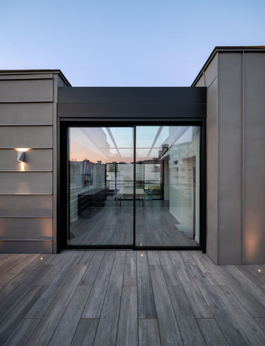Toit-terrasse duplex parisien avec carrelage et baie vitrée