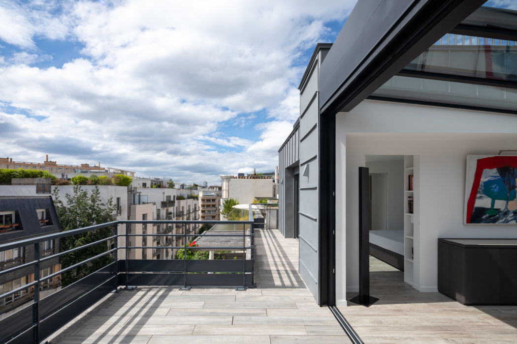 Balcon avec vue sur les toits de Paris