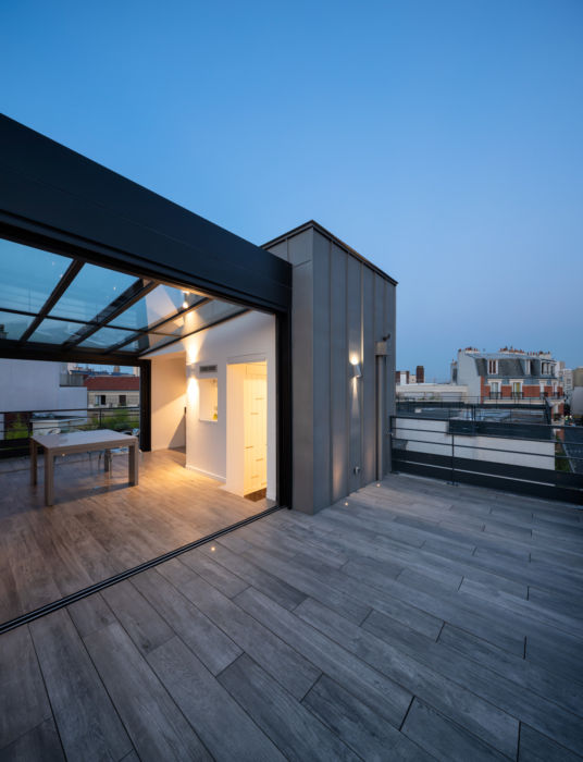 Lumières sur l'élévation créée au dessus du bâtiment