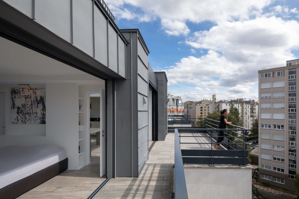 Articulation des espaces avec garde-corps en métal