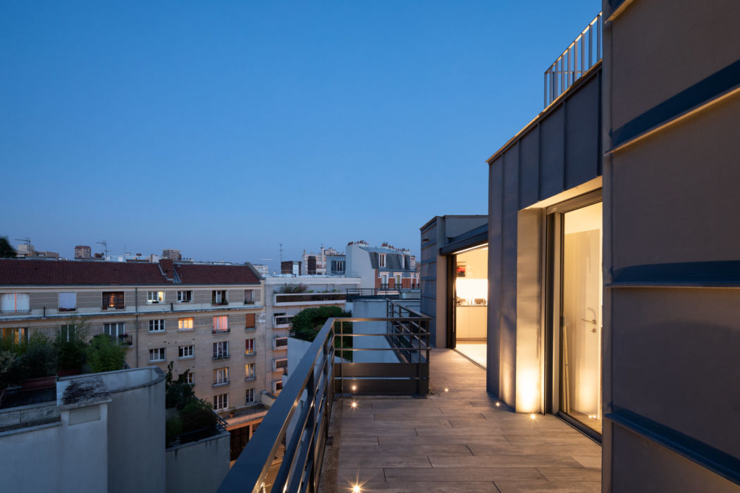 Larges fenêtres de part et d'autre du bâtiment