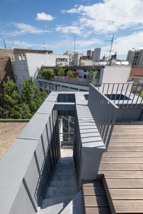 Escalier secret menant vers le toit