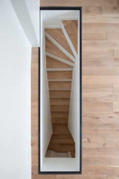 ADD | Maison | Vanves Vue en contre plongée d'un escalier incrusté dans le sol