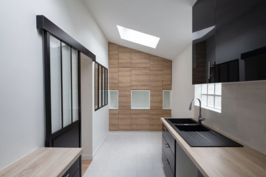 ADD | Maison | Vanves Cuisine noir blanc bois dans un pavillon réhabilité