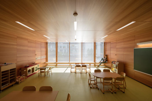 Yoonseux | École | Asnières Salle de classe en bois avec stores entrouverts