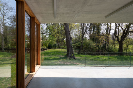 Yoonseux | Cantine | Lésigny Cadre sur le paysage arboré d'une terrasse bois béton