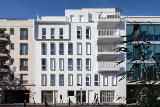 Façade sur rue immeuble blanc