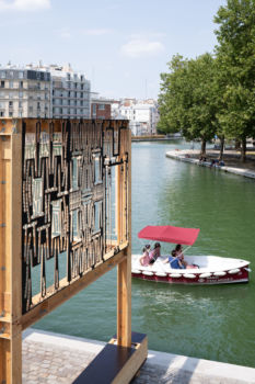 Ublik | Pavillon | Paris Folie dans le parc de la Villette au bord du canal avec un bateau qui passe