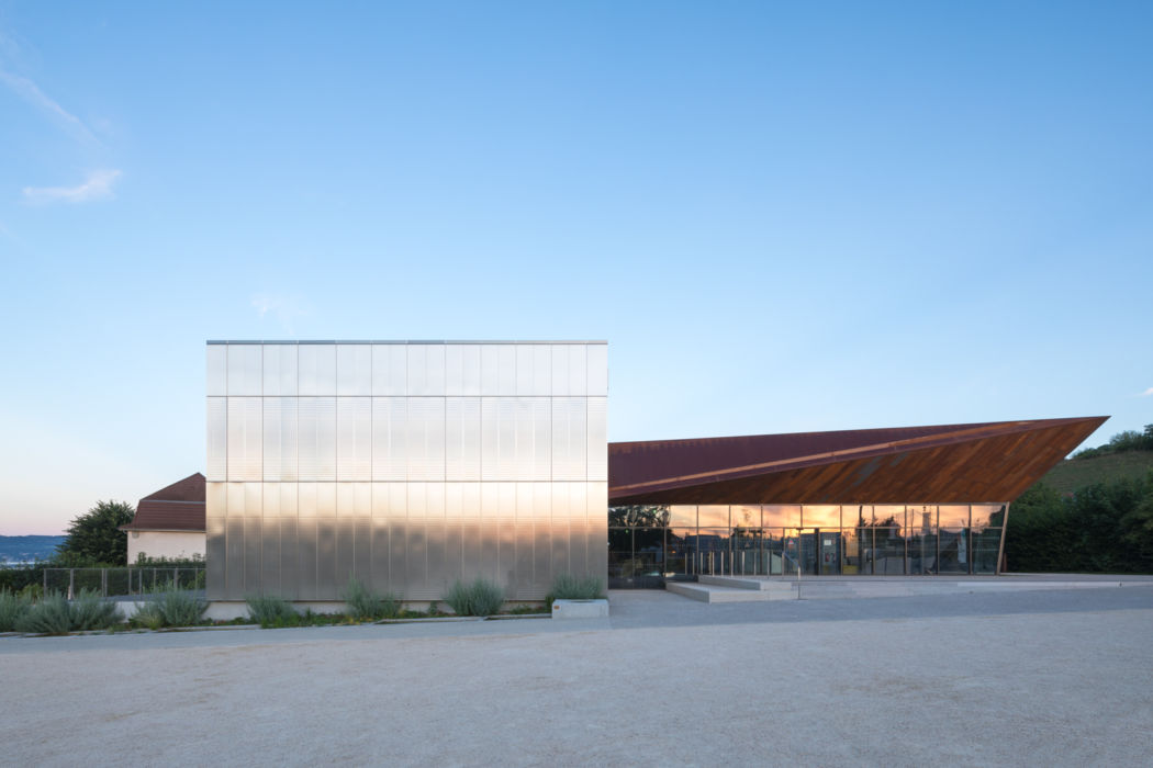 Basalt | Musée | Paladru Reflets du soleil sur le musée archéologique de Paladru