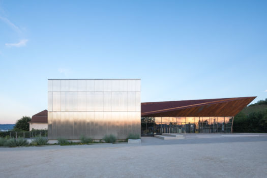 Basalt | Musée | Paladru Reflets du soleil sur le musée archéologique de Paladru