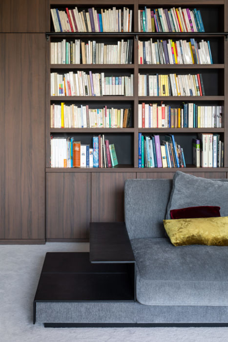Bibliothèque contemporaine en bois et canapé moderne gris et noir