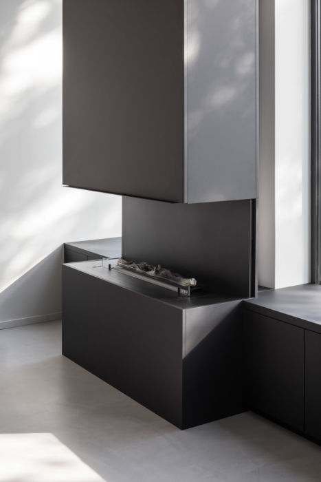 Cheminée contemporaine en métal noir foyer ouvert