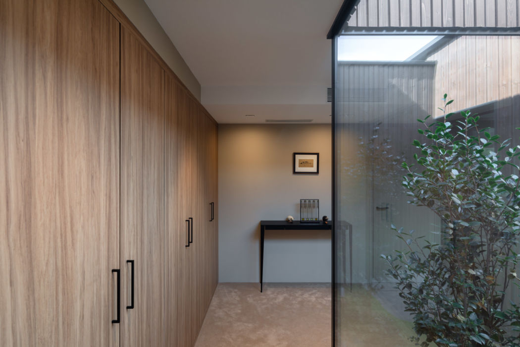 Palier avec patio et placard en bois clair