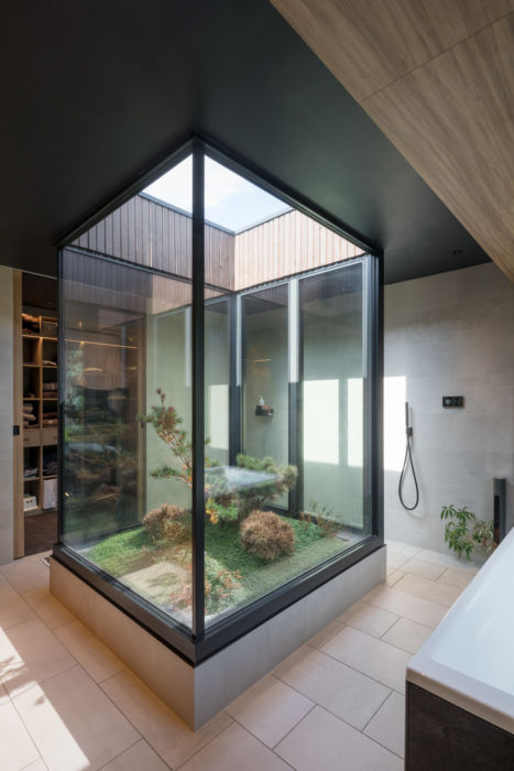 Salle de bain avec patio végétalisé