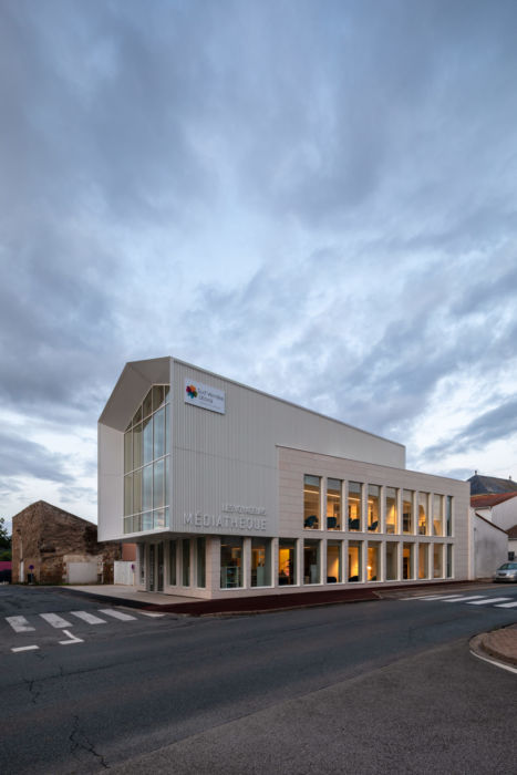 Entrée et façade sur rue
