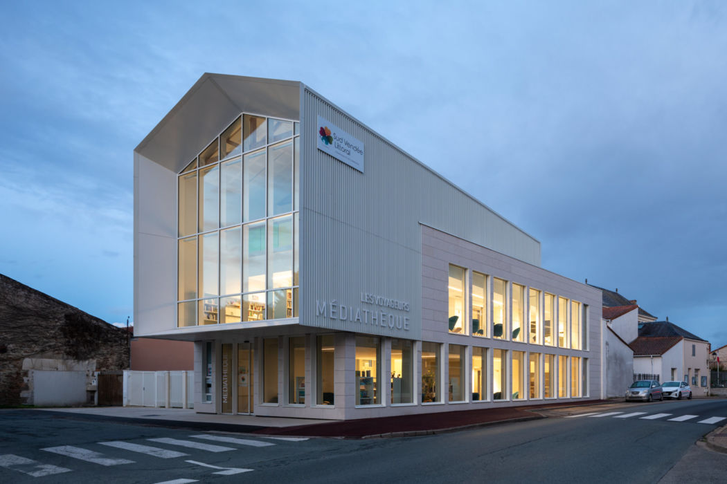 Angle de rue avec l'entrée se glissant sous le bâtiment