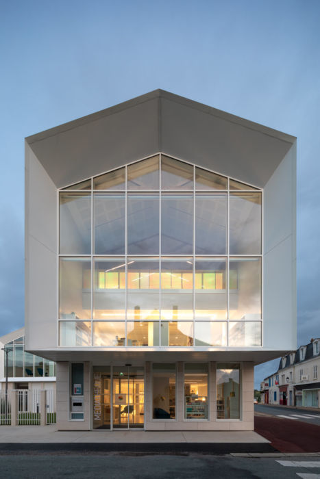 De face, le profil du bâtiment ressemble à une maison