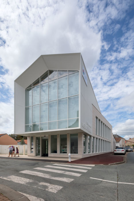 Personnes devant la médiathèque