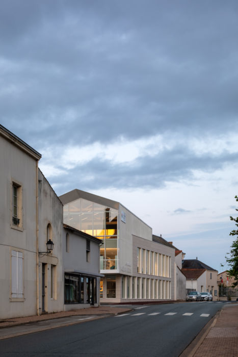Ciel nuageux au-dessus du bâtiment