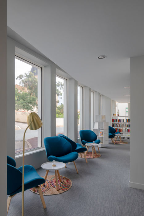 Fauteuil de lecture le long de la façade vitrée