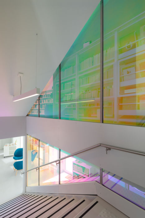 Basalt | Médiathèque | Mareuil-sur-Lay Escalier coloré dans une bibliothèque