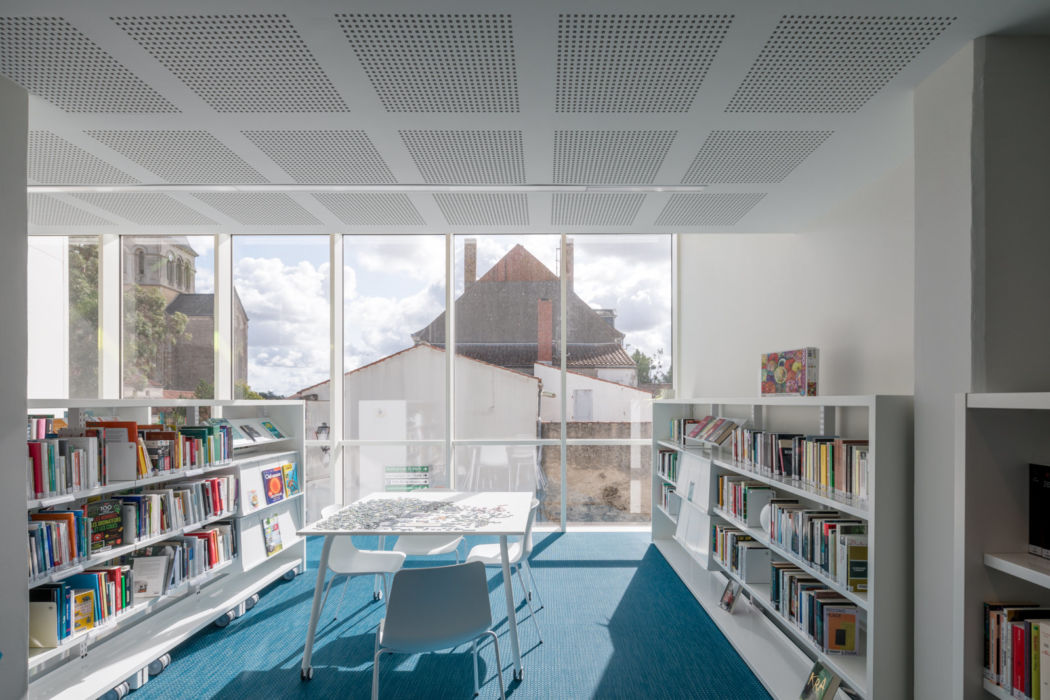 Étagères de livre et vues vers la ville