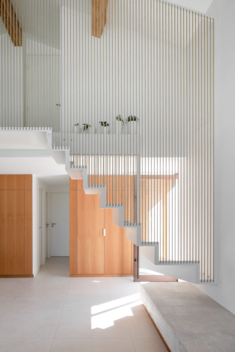 escalier suspendu faisant transition entre l'entrée et le salon