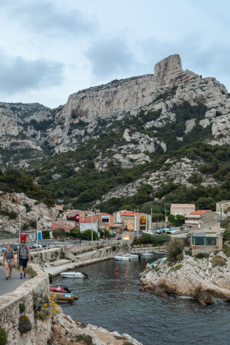 Calanque devant le bâtiment