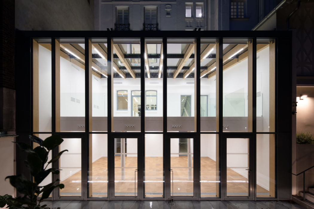 Les espaces de travail depuis l'extérieur de nuit