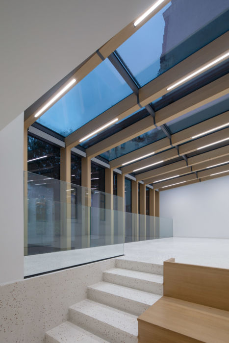 Salle magistrale avec sa structure contemporaine en bois