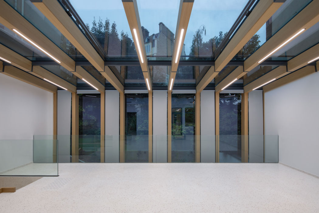 Les toits parisiens à travers le bâtiment