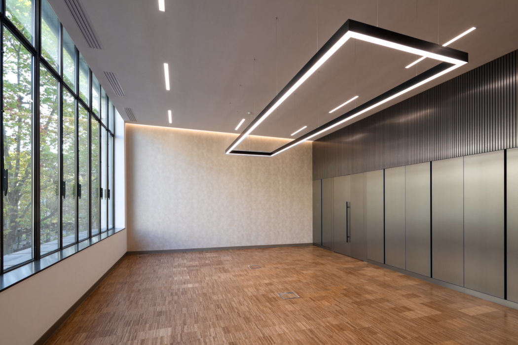 Salle de réunion avec éclairage rectangle et paroi métal