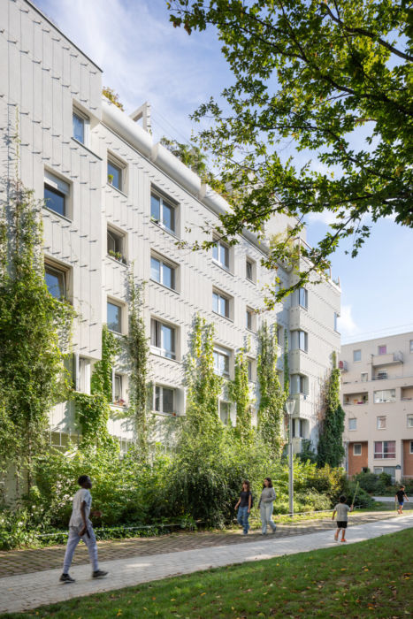 Frédéric Bernard architecture | Square de la Salamandre | Paris Enfants jouant dans le square au pied des immeubles