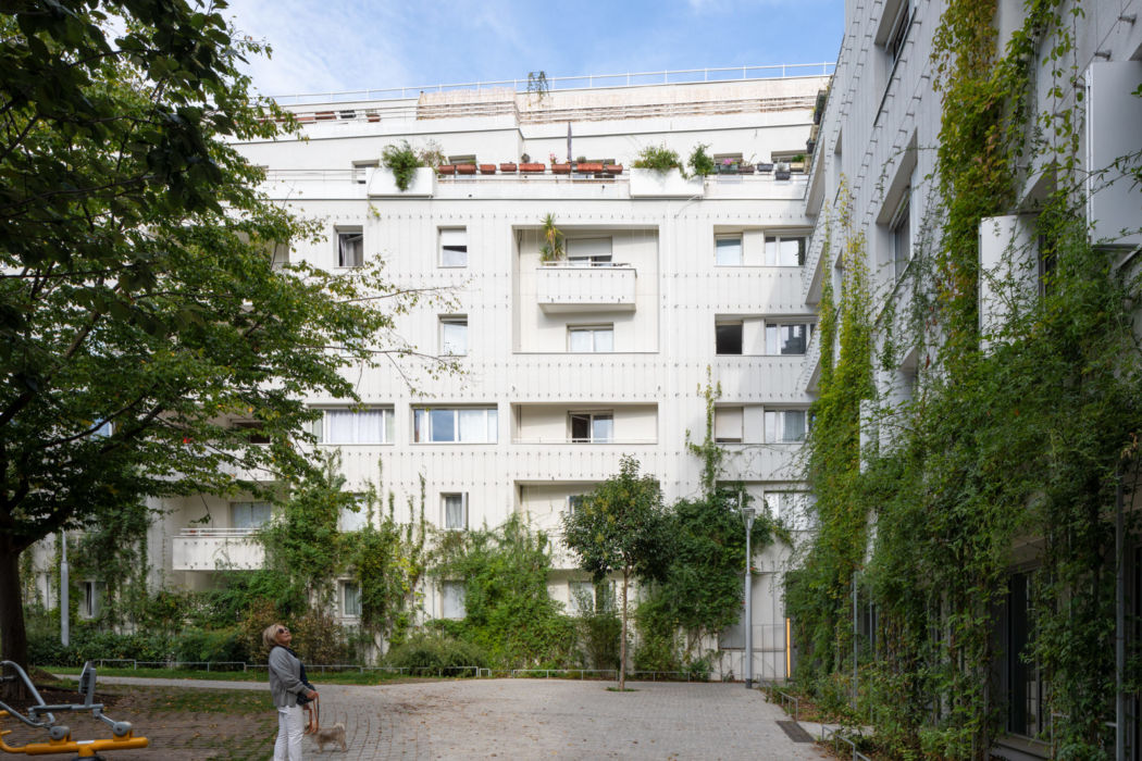 Femme regardant la transformation de l'opération immobilière