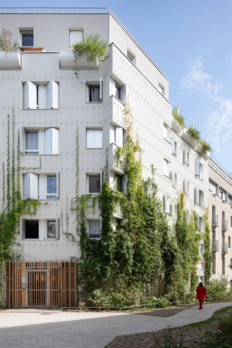 Chemin courbe devant les logements sociaux