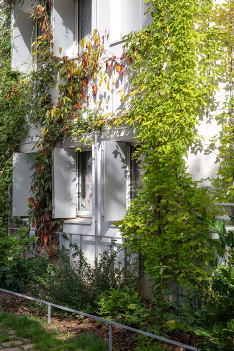 FBA | Détail façade et végétation Zoom sur volets métalliques et végétation d'automne
