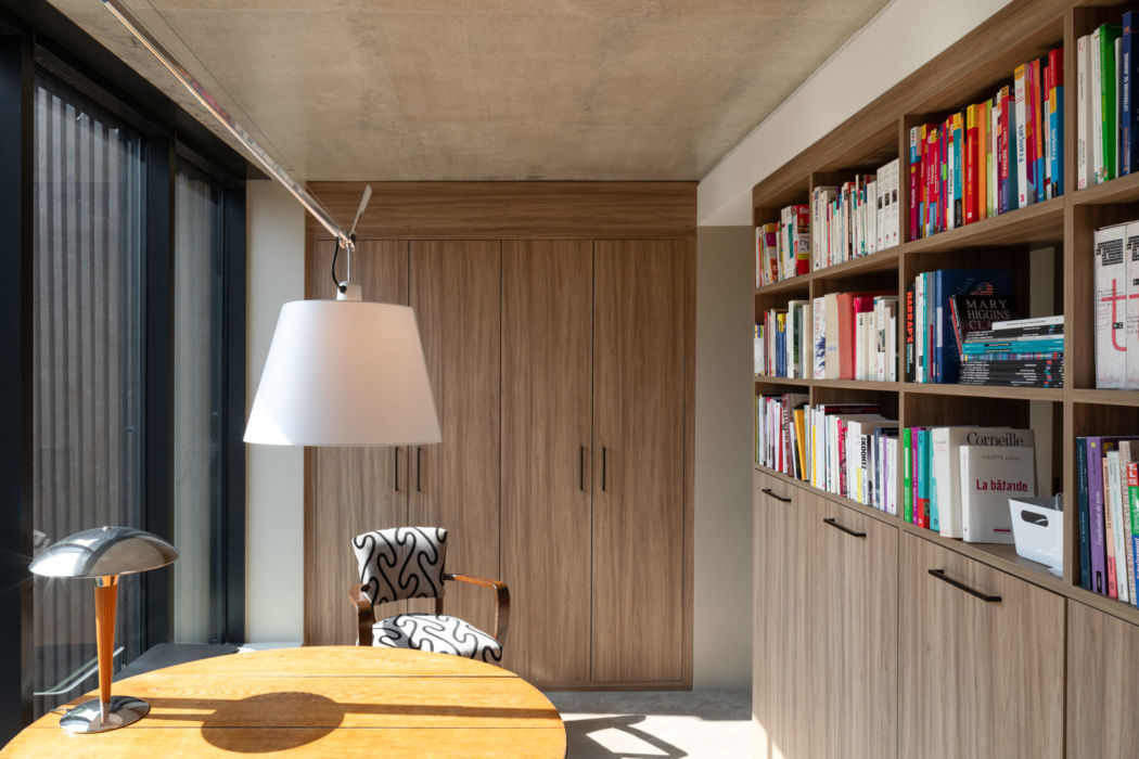 Bureau et bibliothèque avec soleil