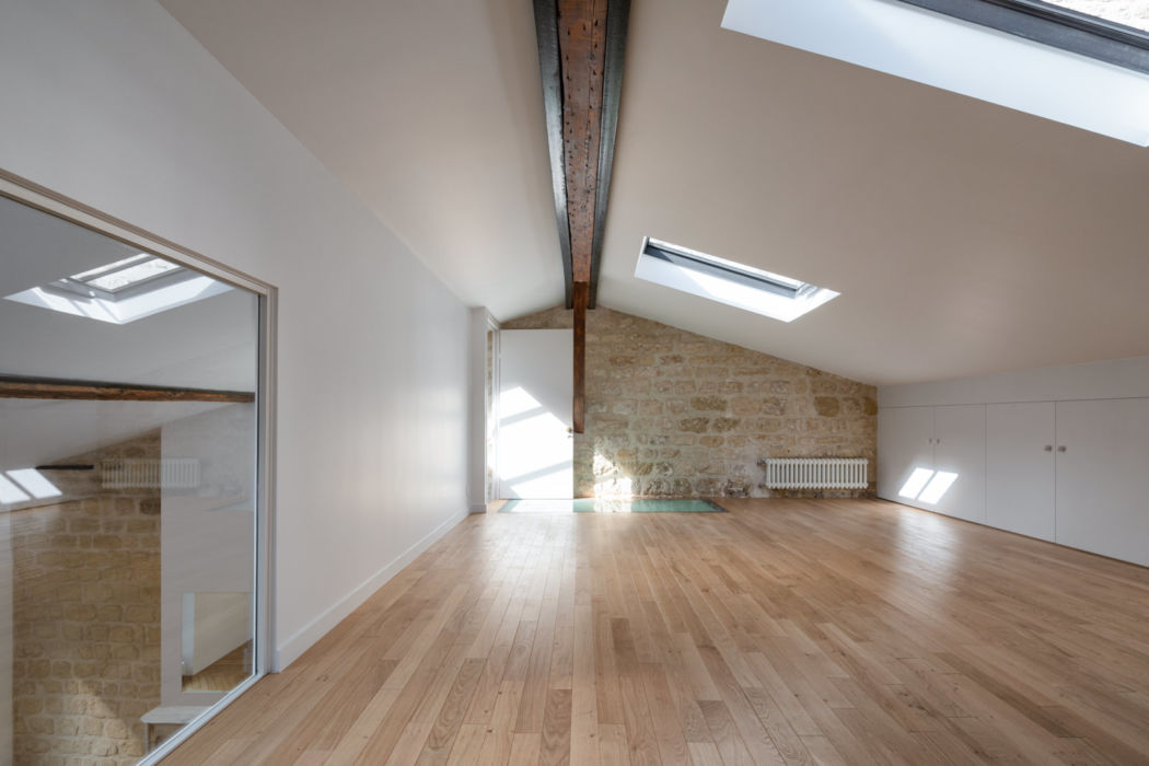 Chambre sous comble avec lucarne et poutre